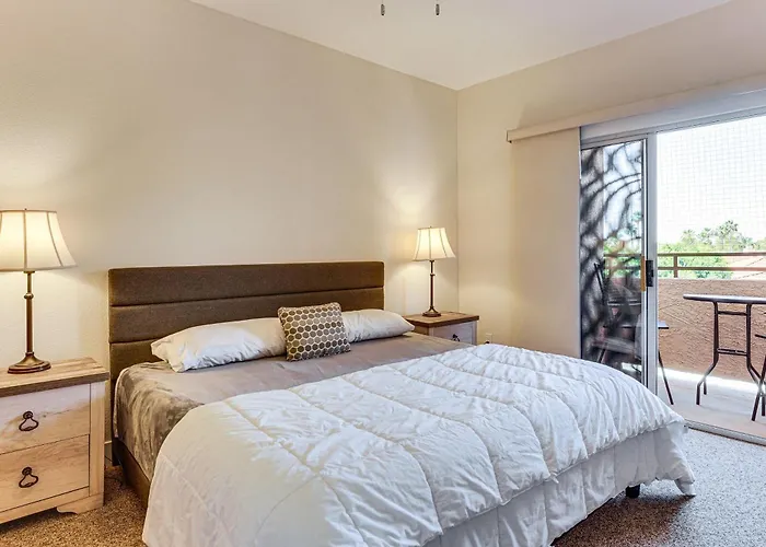 Community Perks! Modern Phx Condo: Extended Stay! Holiday home *