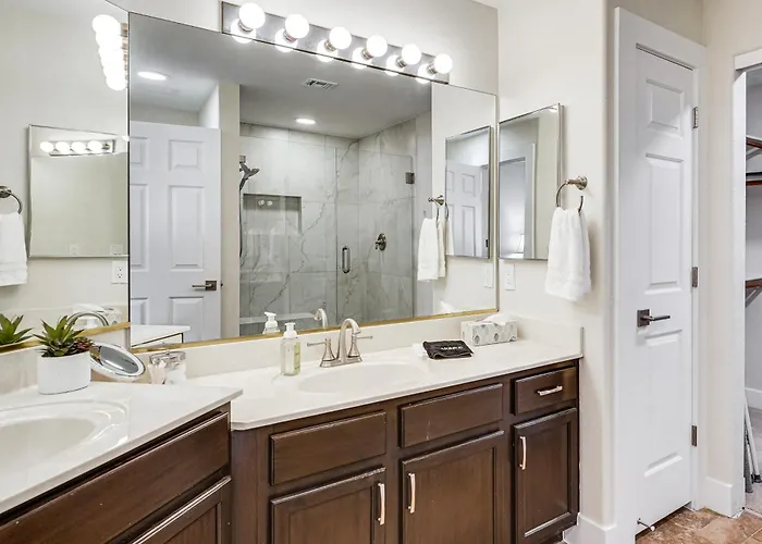 Community Perks! Modern Phx Condo: Extended Stay! Holiday home Phoenix